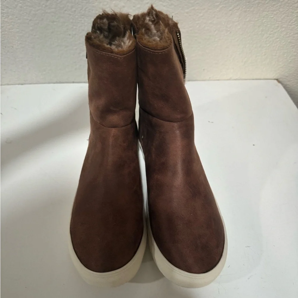 VERY G woman's tan plusher boots size 9.5